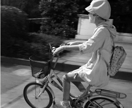 女孩烧烤店里被酒精烧伤80%12次手术后重返校园