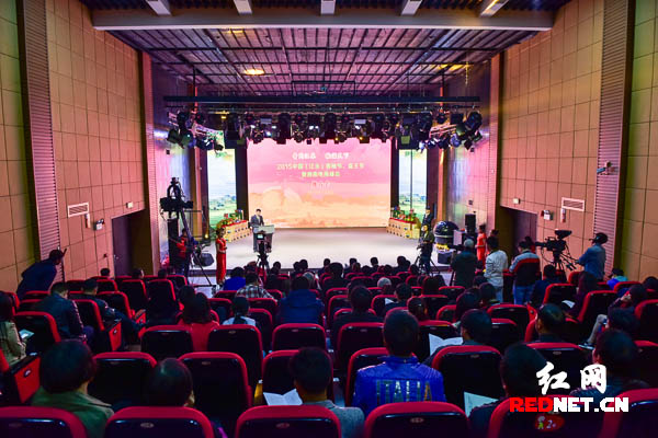 今天上午，2015中国（江永）香柚节、盘王节暨湘南电商峰会推介会在红网演播厅举行