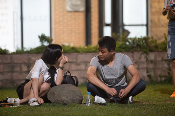 04 佟大为与袁姗姗交谈