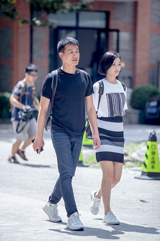 05 佟大为和袁姗姗一同出现在校园