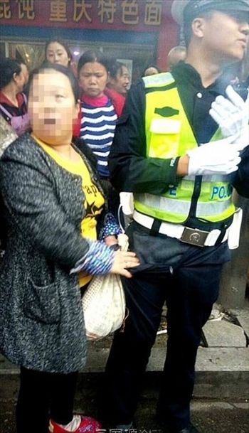 10月29日，网友“杜生”在南充一论坛发帖称，当天上午在顺庆区团结岗亭处，一名司机开车违章，其母亲扭住交警，把交警裤子扯脱了。30日，记者从交警一大队获悉，当事司机是这名妇女的女婿，两人最后均向执勤协警赔礼道歉。