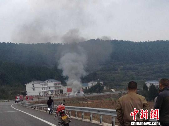 四川一工程货车自燃车厢载数只液化气罐幸未爆炸