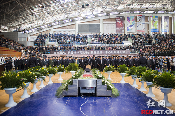 湘潭大学体育馆，警帽放在刘立忠曾经就读的学校的土地上。