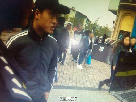 男子在街头被美女送避孕套认为受辱报警(图)