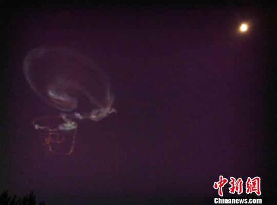 新疆焉耆盆地上空清晨惊现大“问号”