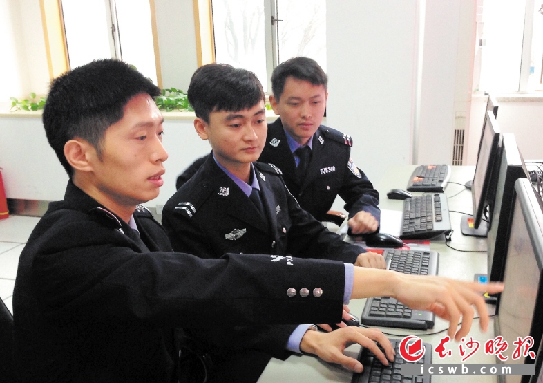 　　安志（左一）和同事正在进行视频侦查。长沙晚报记者 彭放 摄