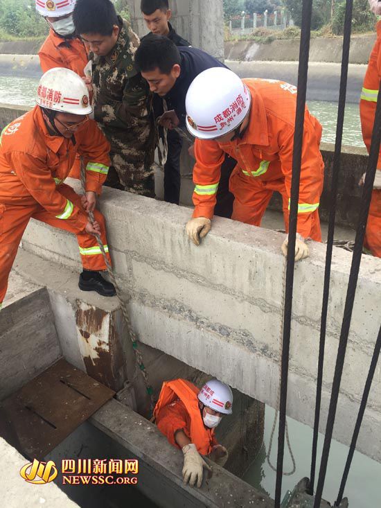 消防官兵打捞尸体