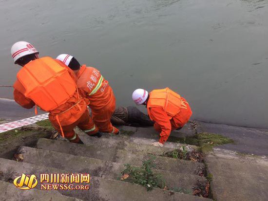 消防官兵打捞尸体