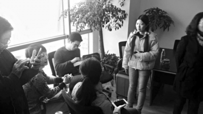 旅行社迟不退还高额保证金几十位游客讨要(图)