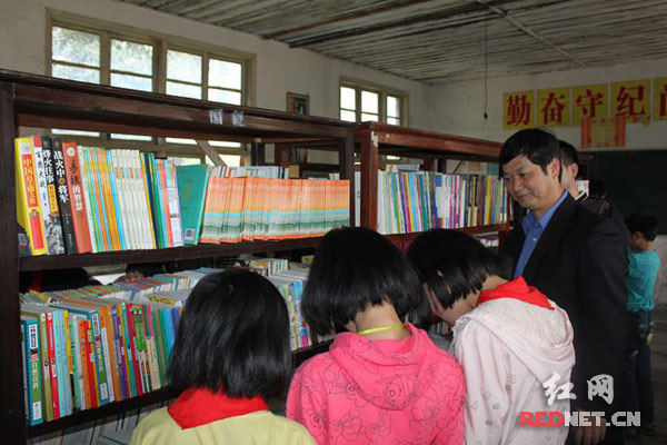 绥宁县黄桑明先学校的学生在邵阳国税捐助的“青年爱心书屋”内读书。