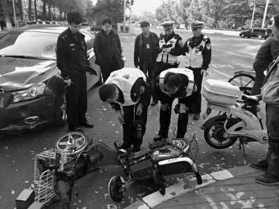 北京一电动车与轿车相撞骑车女子受伤严重（图）