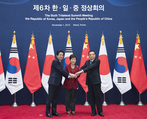 2015年11月1日,国务院总理李克强在韩国首尔出席第六次中日韩领导人会议。新华社记者 王晔 摄
