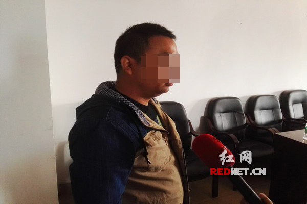 在长沙交警支队，甘某介绍事情经过。