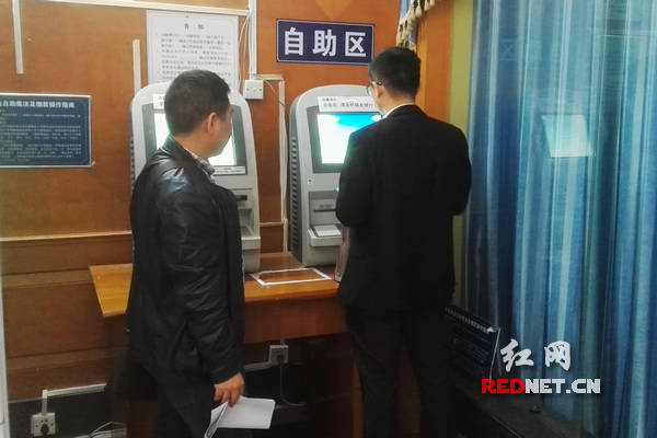 市民在车管所的自助机上处理违章记分。