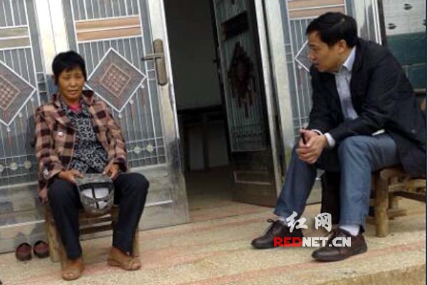 钟清林与邓大姐交谈。
