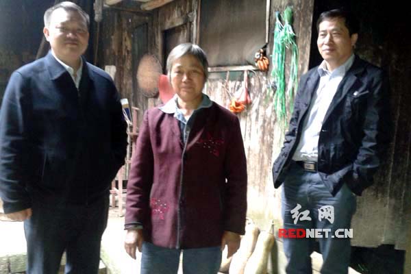 钟清林(右一)、万勇平（右三）与邓玉香老人合影。
