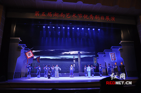  11月3日晚，由湖南省祁剧保护传承中心创排的祁剧《魏源》在长沙湖南艺术职院实验剧场上演，这是“魏源”首次以艺术形象登上舞台。