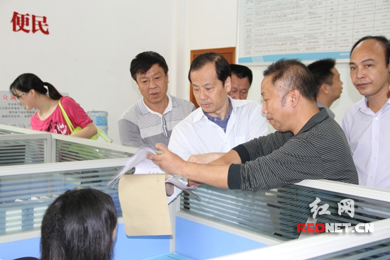 　湖南省民政厅党组书记、厅长段林毅调研社会救助“一门受理协同办理”平台。