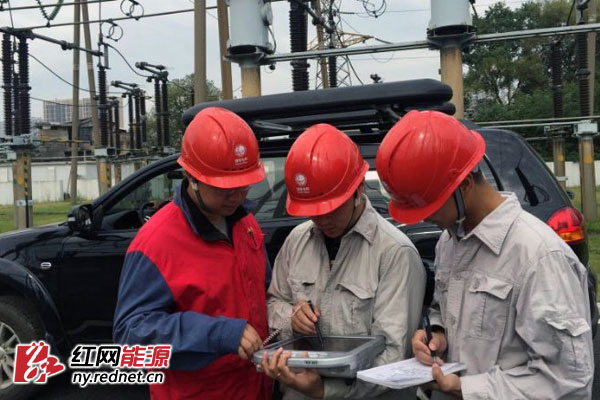 工作人员正使用车载式局放巡检仪进行检测 。