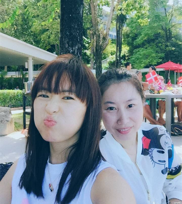 童瑶搞怪嘟嘴