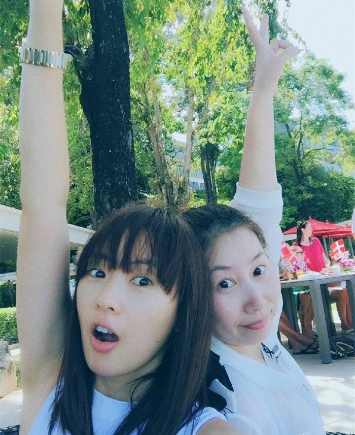 童瑶伸手欢呼