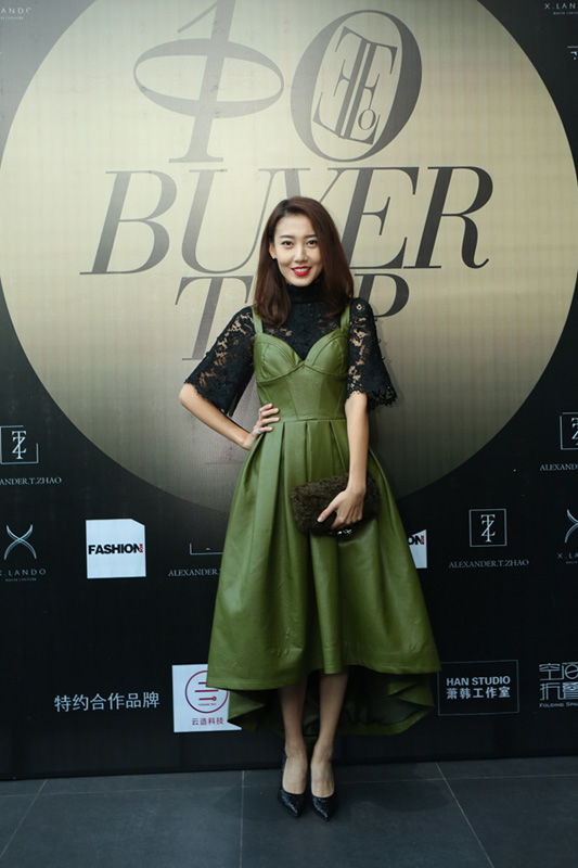 高露亮相时装周潮感十足 (1)