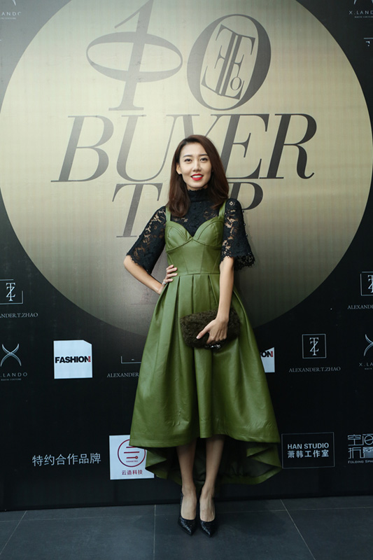 高露亮相时装周潮感十足 (2)