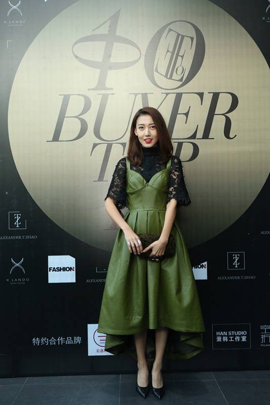 高露亮相时装周潮感十足