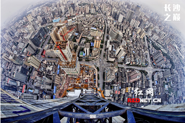 长沙在建最高楼上俯瞰长沙国际金融中心在建工地，柑子园和湖南省人民医院。