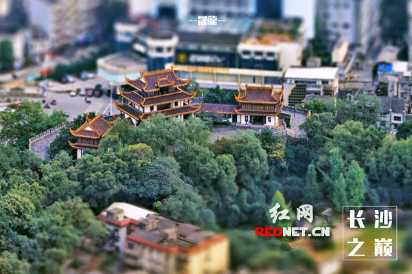 长沙之巅看天心阁犹如掌中的玩具。