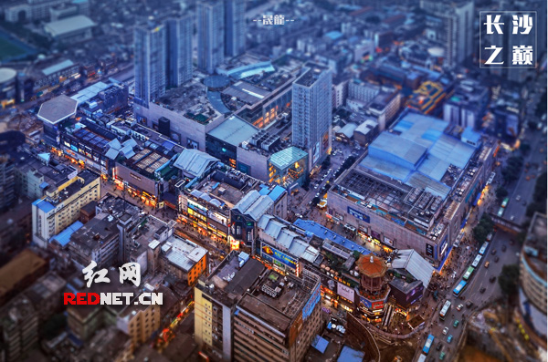 傍晚夜色下在长沙之巅俯瞰灯火通明的步行街。