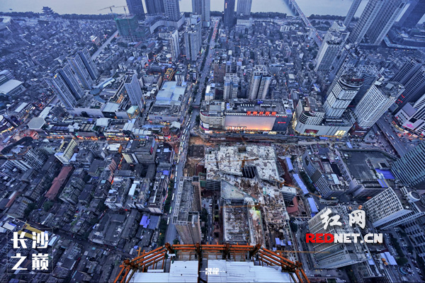 从300多米高空俯瞰长沙解放西路和湘江边。