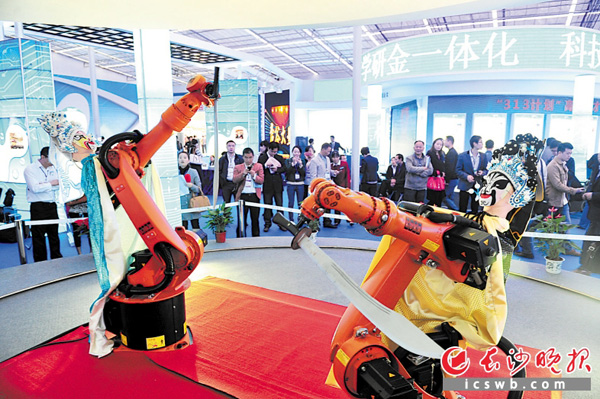 科交会上，长泰机器人通过表演京剧的方式，展示工业机器人的精度、柔性和智能化。