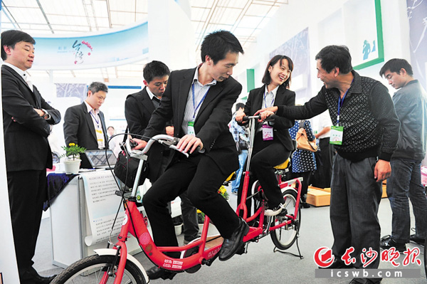 创新发明作品“双力自行车”吸引了不少参观者。　　均为长沙晚报记者 陈飞 摄（资料图片）
