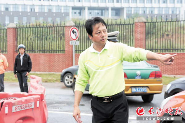 10月1日，万家丽高架快速路顺利通车，周雪林早上7时就赶到现场指挥调度。长沙晚报通讯员 岳珊 摄