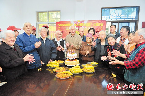 韭菜园街道内高龄老人众多，“圆梦快递”为老人送上的集体生日party，传递关爱与温情。均为长沙晚报记者 陈飞 摄