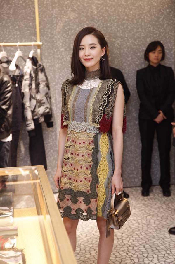 刘诗诗蕾丝礼服亮相品牌活动