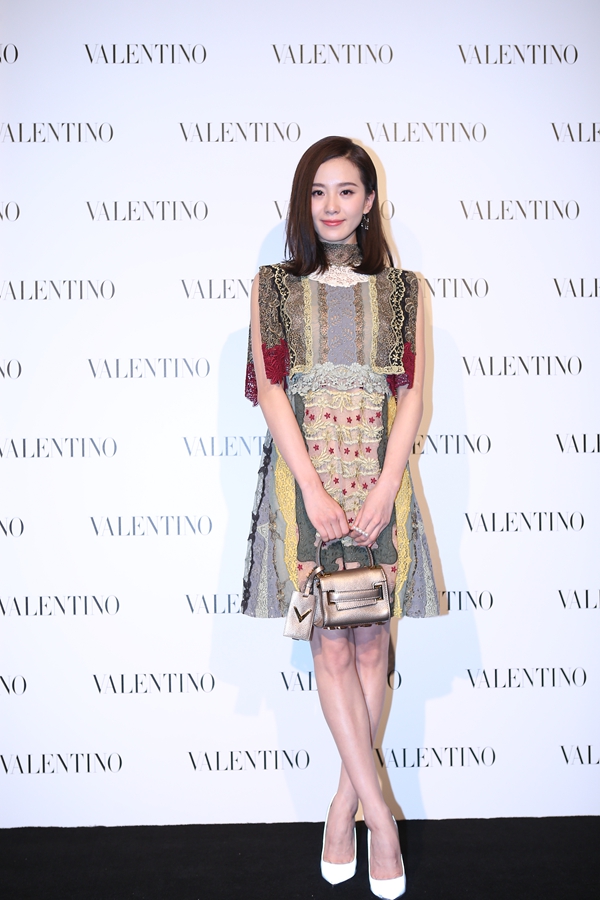 刘诗诗蕾丝礼服亮相品牌活动