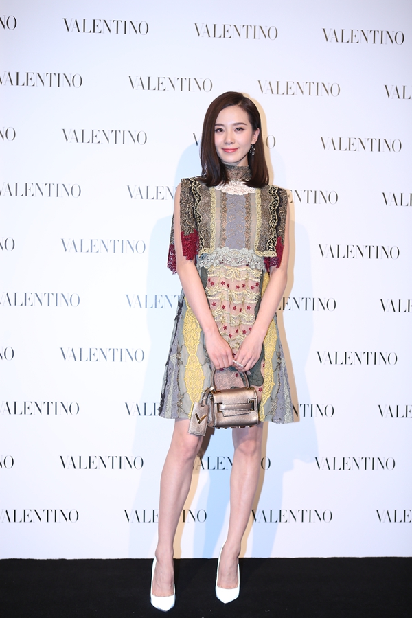 刘诗诗蕾丝礼服亮相品牌活动