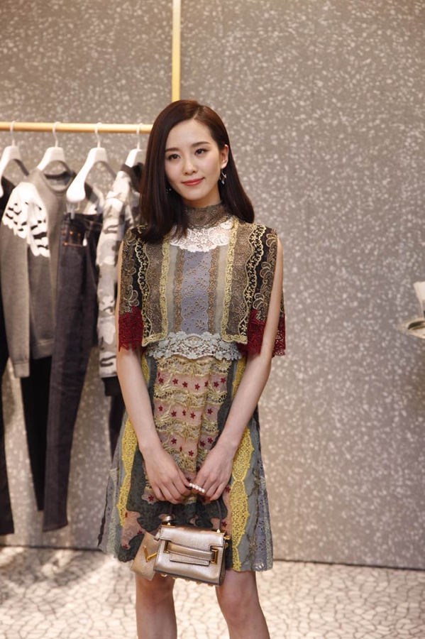 刘诗诗蕾丝礼服亮相品牌活动