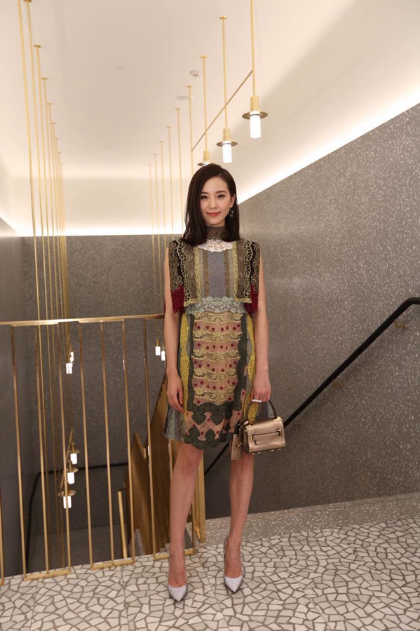 刘诗诗蕾丝礼服亮相品牌活动