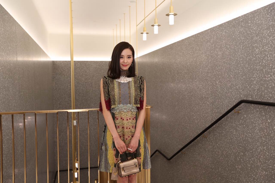 刘诗诗蕾丝礼服亮相品牌活动