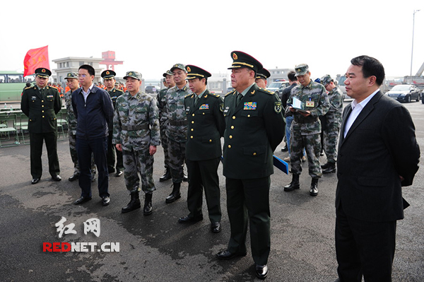 广州军区和湖南省部分领导莅临演习现场指导。