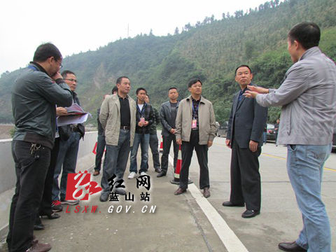 永州市公路局长杨小明在蓝山S216线灾害防治工程项目现场听取汇报。