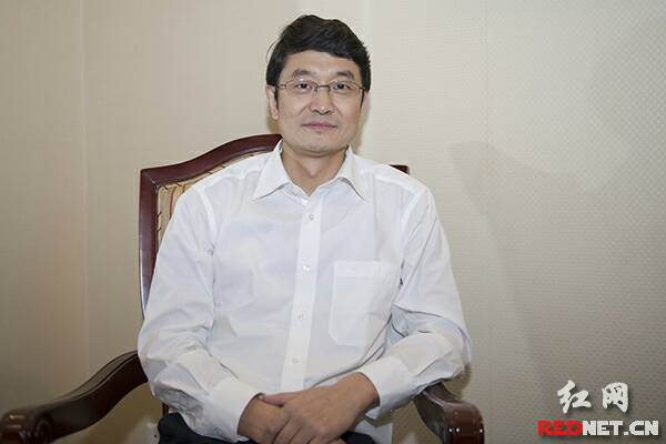 中国兰州网副总编辑严志武在接受时刻新闻记者采访。
