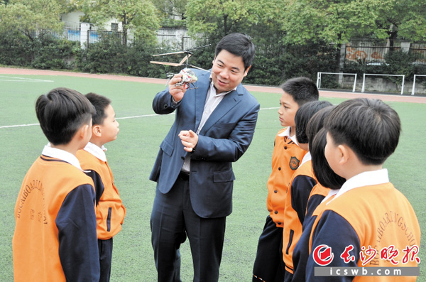 李鸿和孩子们在一起。岳麓区教育局供图