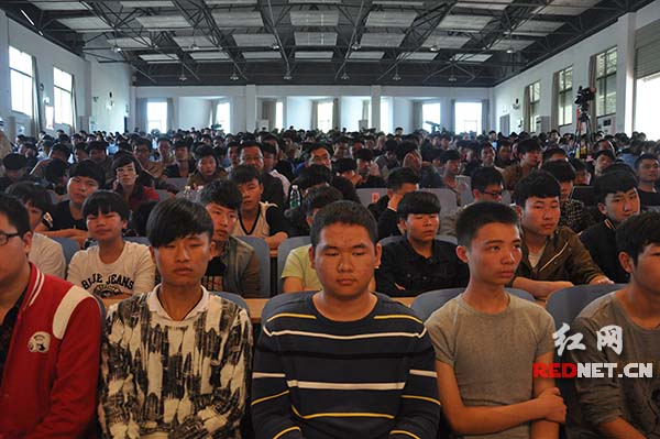 长沙职业技术学院上千名学生听讲
