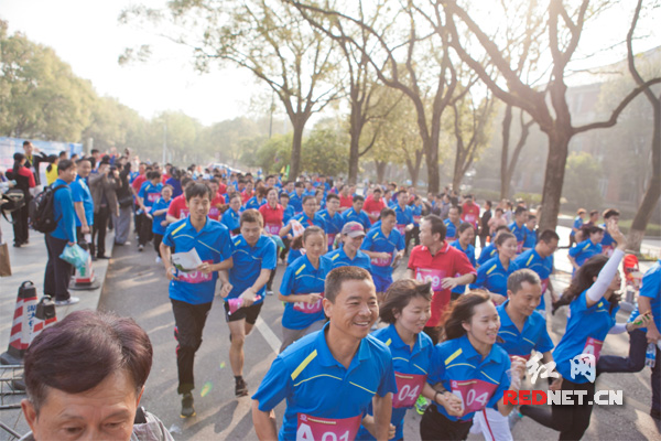 2015湖南省职工智跑大赛开赛，队员们奋力向终点奔跑