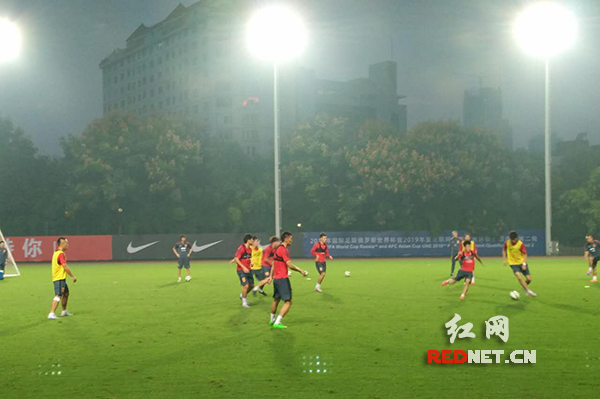 中国队在贺龙体育中心进行训练。