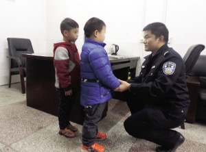 妻管严爸爸身无分文5岁娃找警察要1块钱买零食